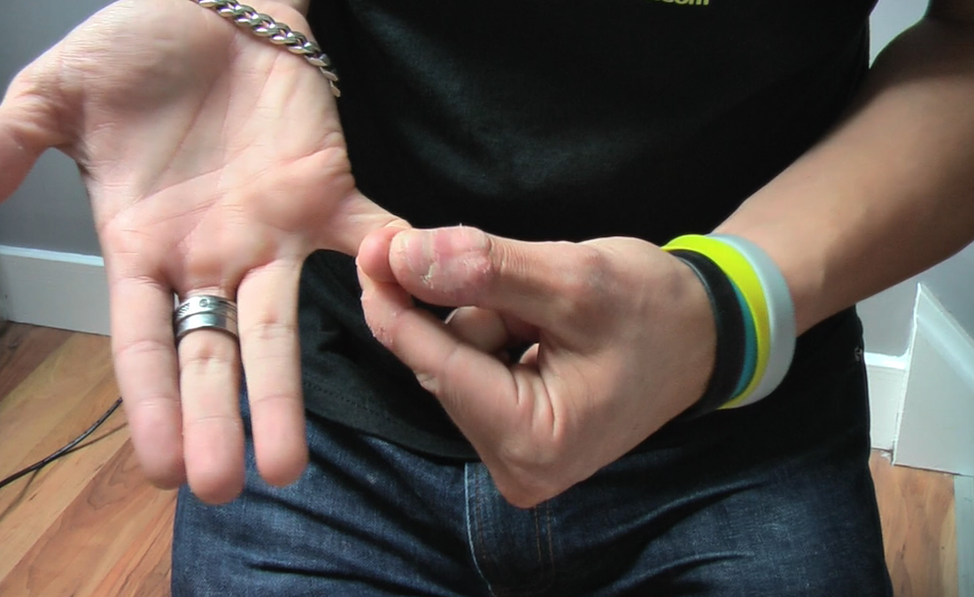 weird finger trick